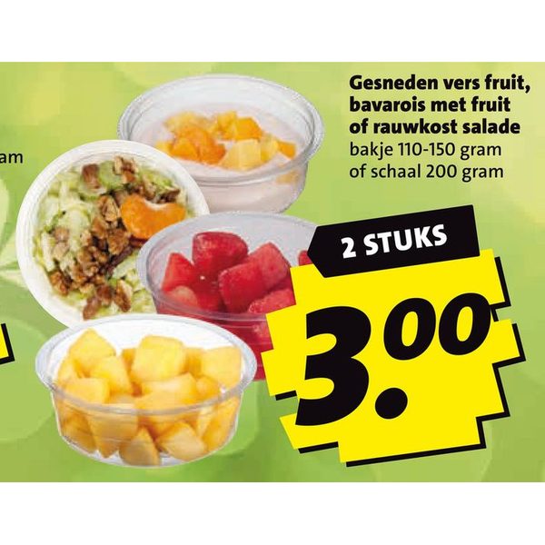 Gesneden vers fruit, bavarois met fruit of rauwkost salade